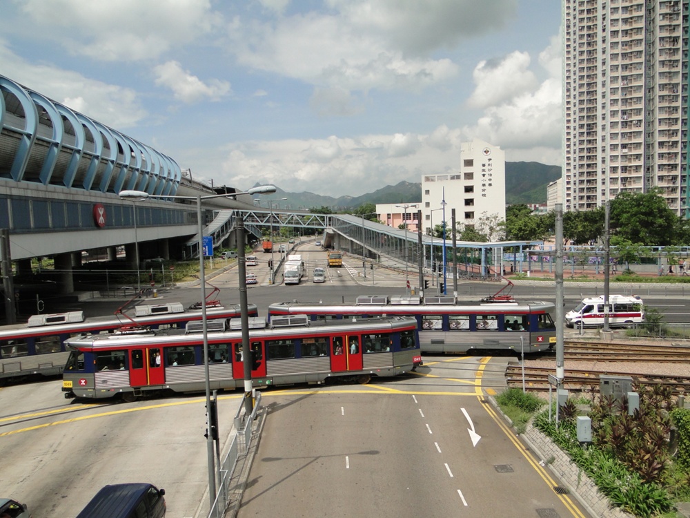 1000px-Tin_Fuk_Road_with_LRV.JPG